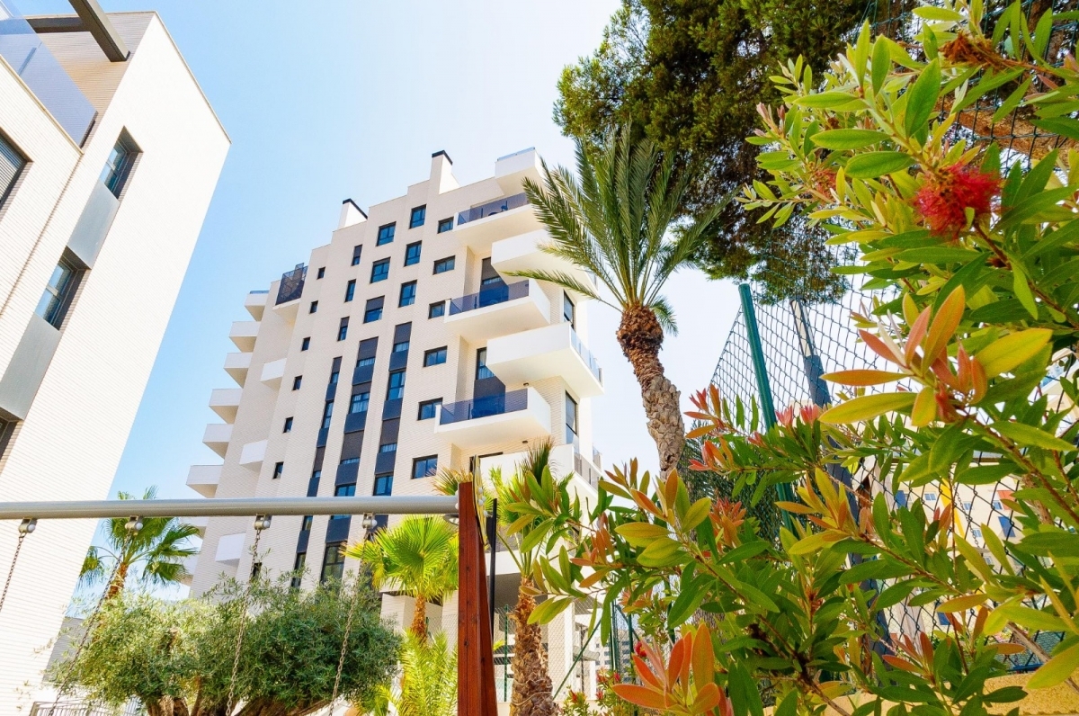 El edificio residencial que MyFlats proyecta reconvertir en hotel apartamento, en Playa de San Juan. - El edificio residencial que MyFlats proyecta reconvertir en hotel apartamento, en Playa de San Juan.