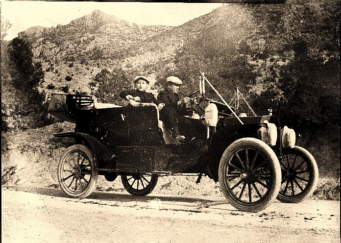 Raimundo conduce el coche familiar con su hermano Antonio de pasajero, circa 1916. AGRM - Raimundo conduce el coche familiar con su hermano Antonio de pasajero, circa 1916. AGRM