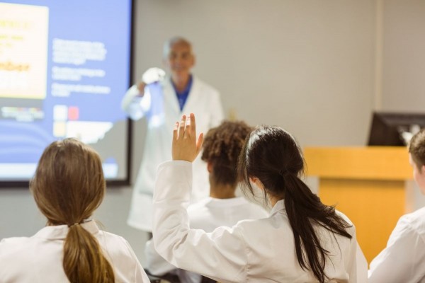 El aumento del 52% de plazas MIR no corrige el déficit de médicos en especialidades y territorios clave según el Instituto Coordenadas