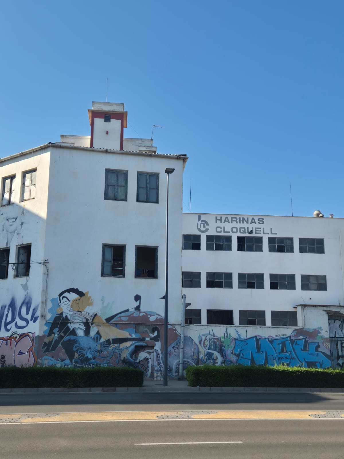 Vecinos del Parque del Mar de Alicante denuncian la 'ocupación ilegal' del edificio de Harinas Cloquell