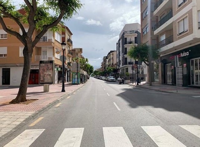 Benicàssim recupera un verano más la peatonalización vespertina de la calle Santo Tomás y avenida Castellón