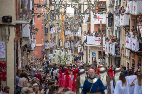 Compromís, en el gobierno de Alcoy, se desmarca: en contra de que los Moros y Cristianos 2027 sean entre semana