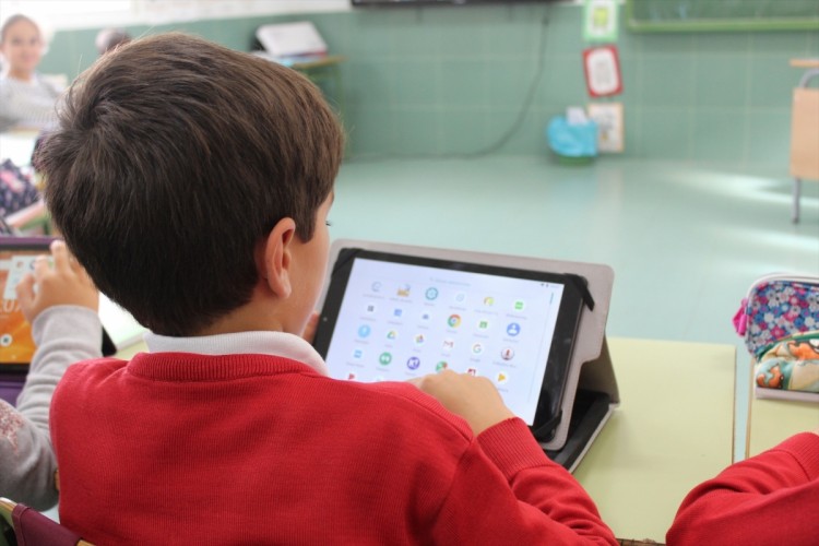 La Comunitat Valenciana, a la cola nacional en el uso de portátiles y tabletas en las aulas
