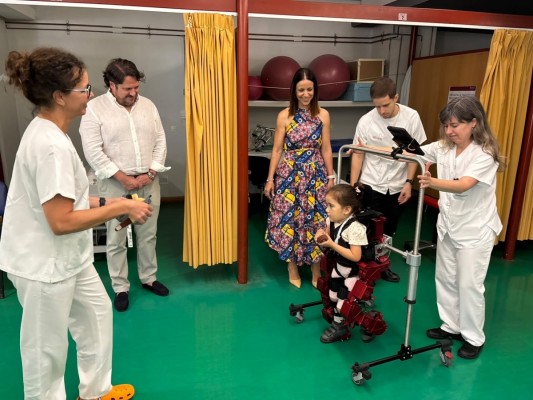 La Arrixaca incorpora un exoesqueleto robótico para niños con patologías neurológicas y motoras
