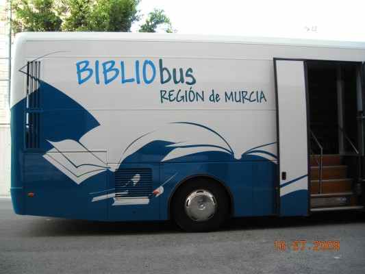 Los 'bibliobuses' de la BRMU arrancan en dirección a las playas de la Región: estos son sus destinos