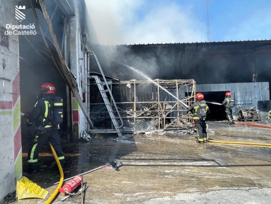 Los bomberos dan por controlado el incendio de una empresa de autobuses en La Vall d'Uixó
