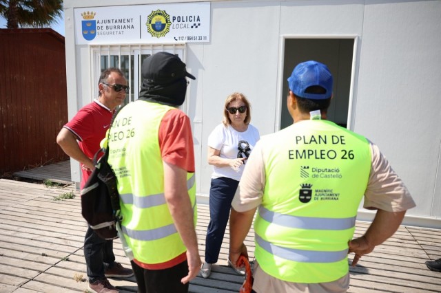 Burriana refuerza su mantenimiento de playas con dos operarios incorporados del Plan de Empleo 2026