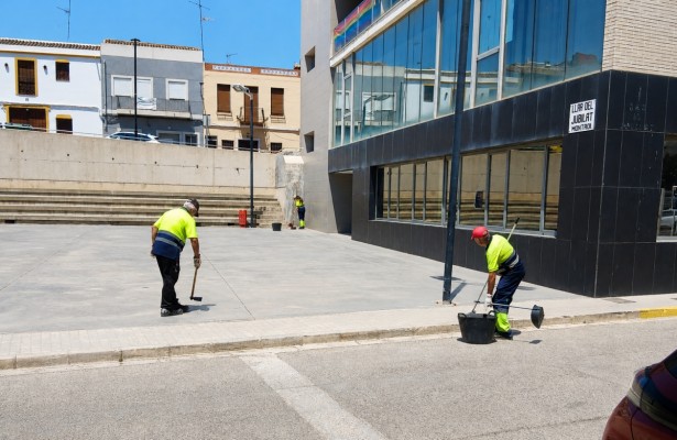 GIRSA refuerza la limpieza viaria de Montroy durante el verano con tres operarios adicionales de barrido manual