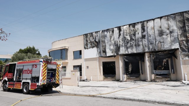 El incendio en la fábrica de platos de ducha en Aspe, extinguido, dos días después