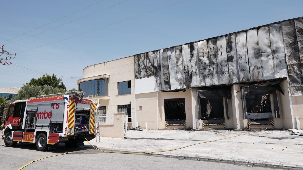 El incendio en la fábrica de platos de ducha en Aspe, fuera de control