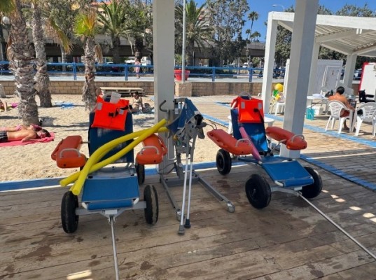 Alicante implanta el servicio de playas accesibles entre críticas de PSOE y Cocemfe