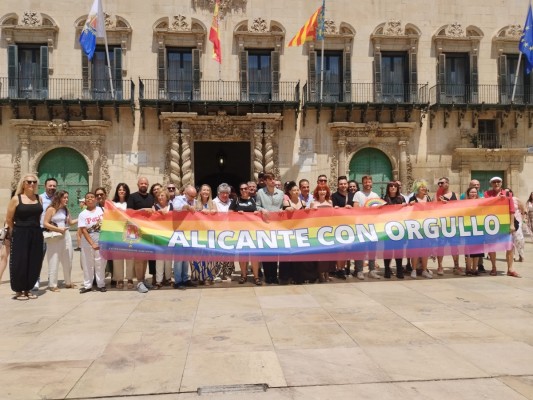 Alicante conmemora el día del Orgullo con la única ausencia de Vox: la izquierda vuelve al acto institucional