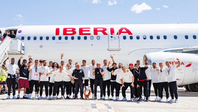 La selección española aterriza en Madrid con el trofeo de campeona de Europa
