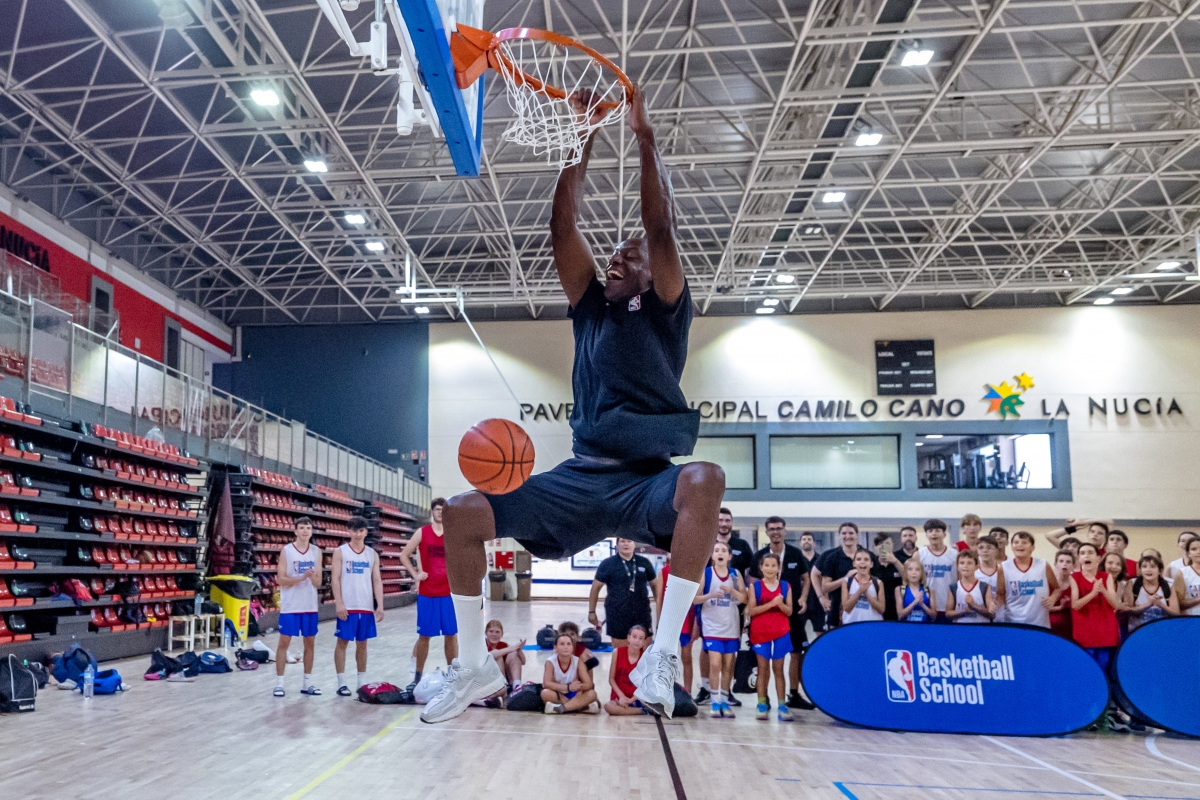 Francisco Elson dirige la primera semana del campus de la NBA School en La Nucía