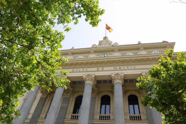 El Ibex 35 abre plano pero mantiene los 19.400 puntos, con el crudo bajando a cerca de 70 dólares