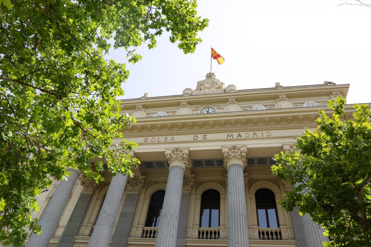 El Ibex 35 abre plano pero mantiene los 19.400 puntos, con el crudo bajando a cerca de 70 dólares