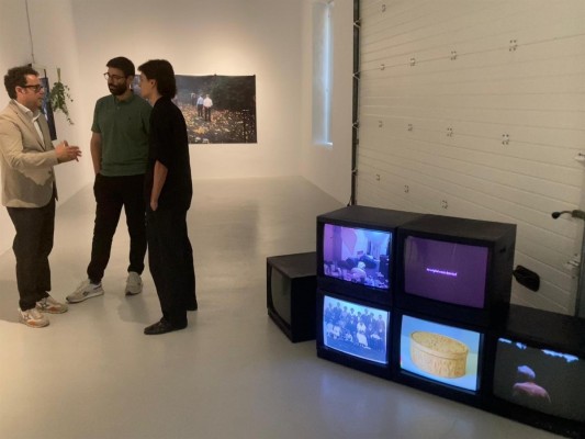 Marc Mateos Monteagudo expone en el Párraga de Murcia sus recuerdos evocados con IA y flores fundidas en aluminio 