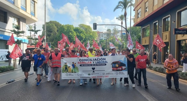 La huelga del transporte público de la Región mantiene un seguimiento del 100% y toma las calles de Murcia