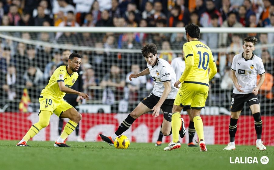 Parejo y Coquelin siguen la jugada de Javi Guerra.
