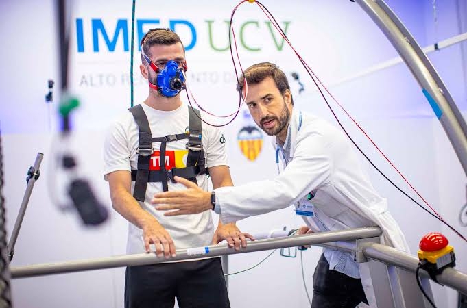 Los primeros jugadores del Valencia pasan pruebas y De Haas acude a Paterna