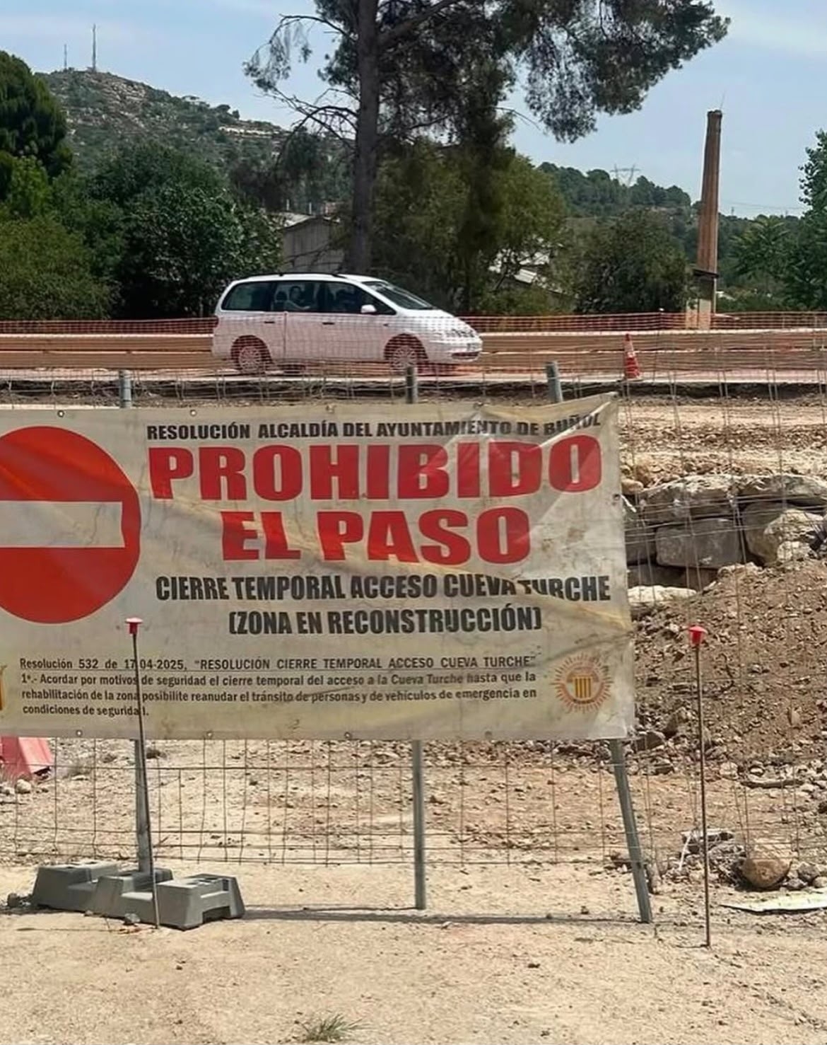 Señalización que prohíbe el paso al acceso a la Cueva Turche de Buñol.