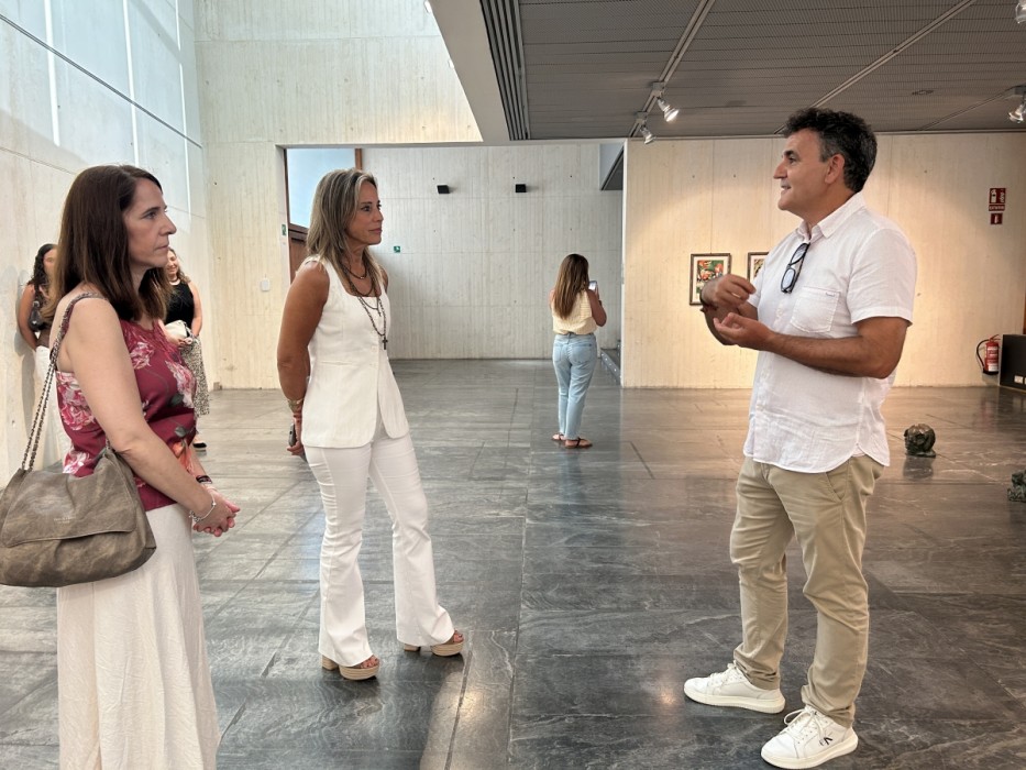 El Palacio de Congresos de Peñíscola abre su programación expositiva con una muestra dedicada a Joan Simó