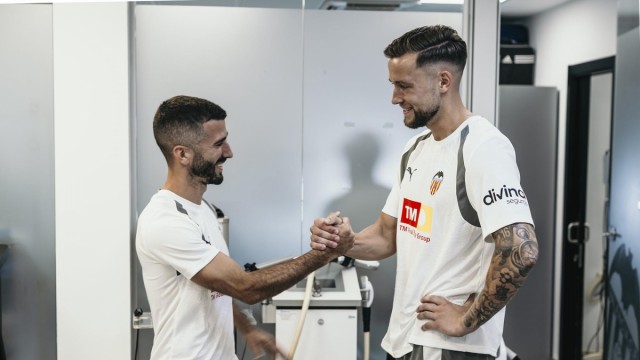 Los primeros jugadores del Valencia pasan pruebas y De Haas acude a Paterna