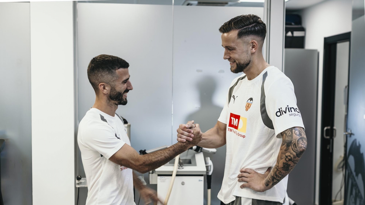 Los primeros jugadores del Valencia pasan pruebas y De Haas acude a Paterna