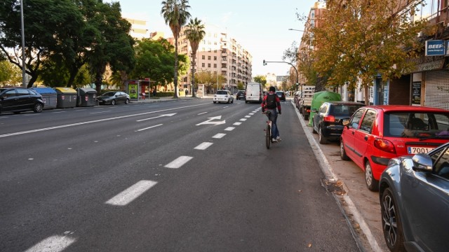 València rescinde el contrato a la empresa del carril bici de Gaspar Aguilar por dejar las obras a medias
