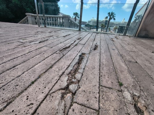 La concejala María Dolores Ruiz pide retirar la obra de Torres Nadal de la Muralla de Carlos III de Cartagena por su deterioro