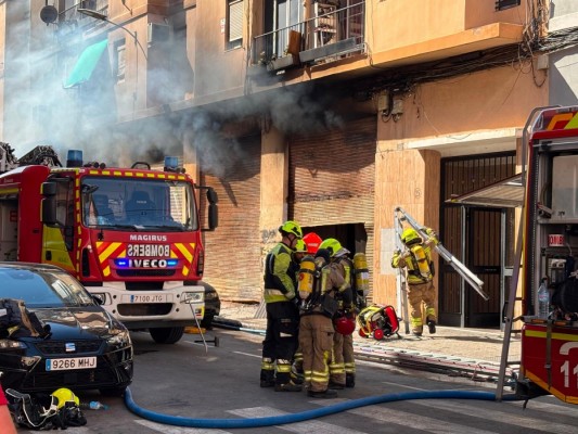Un incendio, ya controlado, en los bajos de un edificio en Benicalap obliga a su desalojo