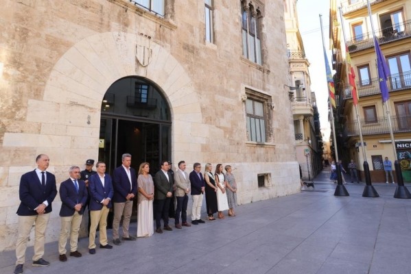 Pérez Llorca preside el minuto de silencio en memoria de las víctimas del accidente de metro de València
