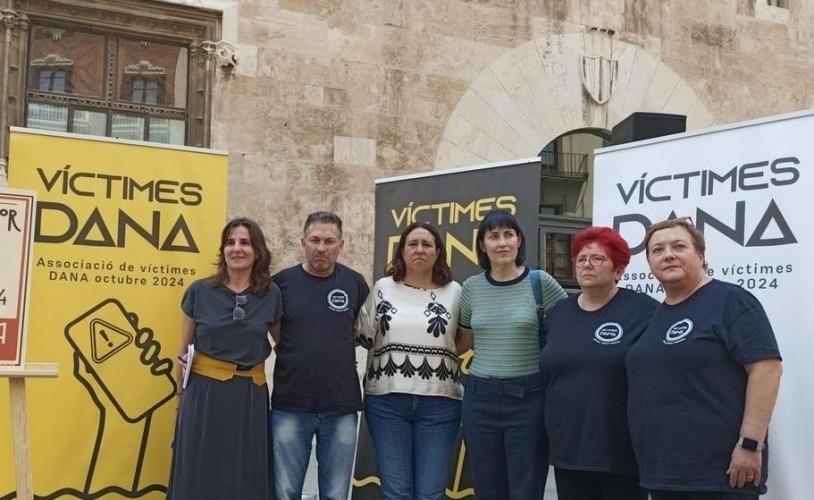 Flores, silencio y paros en estaciones rinden homenaje a las víctimas del accidente de metro de Valencia 20 años después