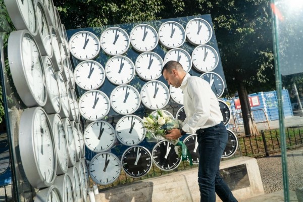 Mompó deposita un ramo de flores en el monumento a las víctimas del accidente de metro: 