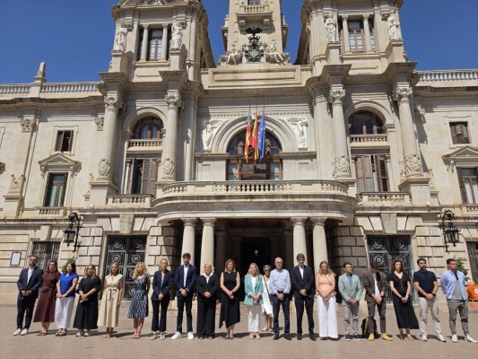 El Ayuntamiento de València recuerda a las víctimas del metro con un minuto de silencio: 