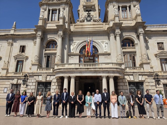 El Ayuntamiento de València recuerda a las víctimas del metro con un minuto de silencio: 