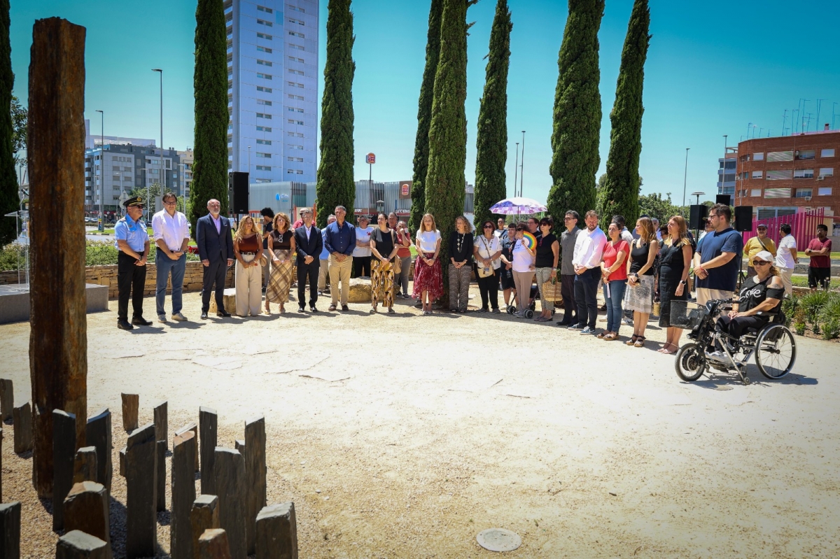 Homenaje en Torrent a las víctimas del accidente del metro. - Foto: AYUNTAMIENTO DE TORRENT Homenaje en Torrent a las víctimas del accidente del metro.