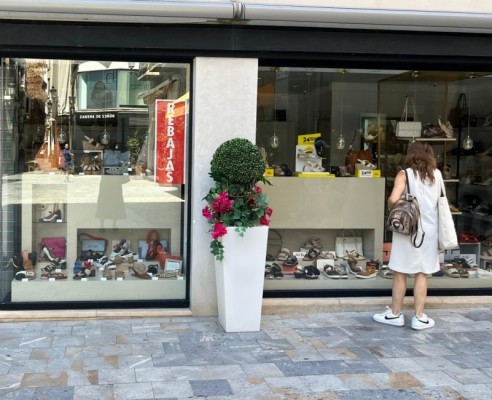 El comercio del centro de Murcia desafía al calor y firma un arranque de rebajas 
