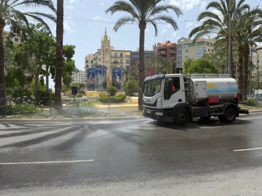 Alicante desplegó 20 camiones cisterna y 19 equipos de hidrolimpieza para baldear tras les Fogueres