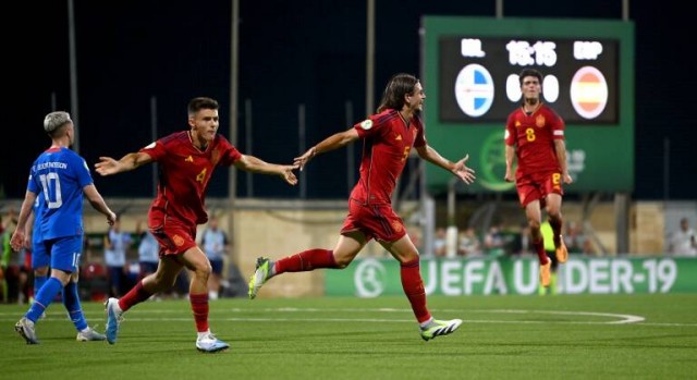 Yarek y Raúl Jiménez inician su reto en el Europeo sub-19