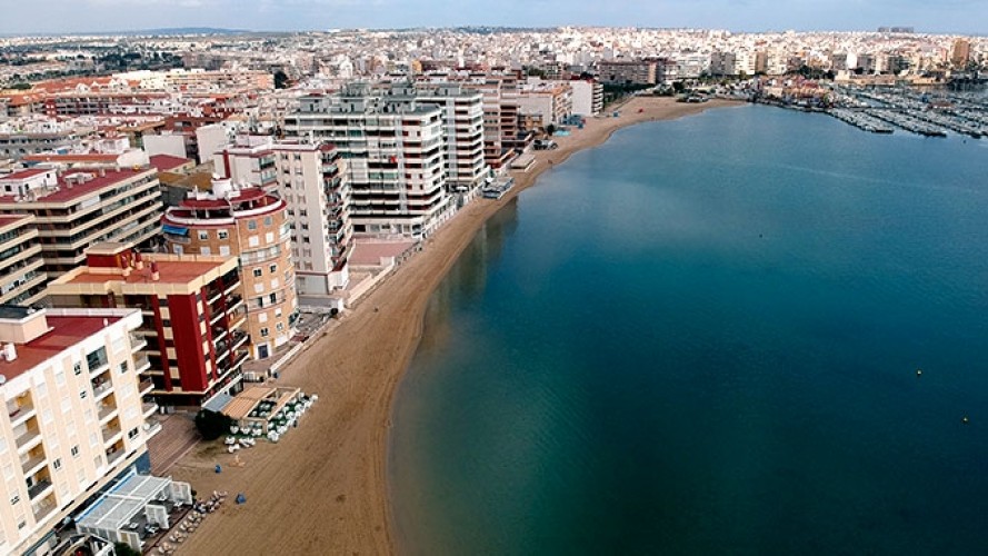 Torrevieja preadjudica a Mistral 3000, en pleno verano, la mejora y reparación de las playas por 367.000 euros