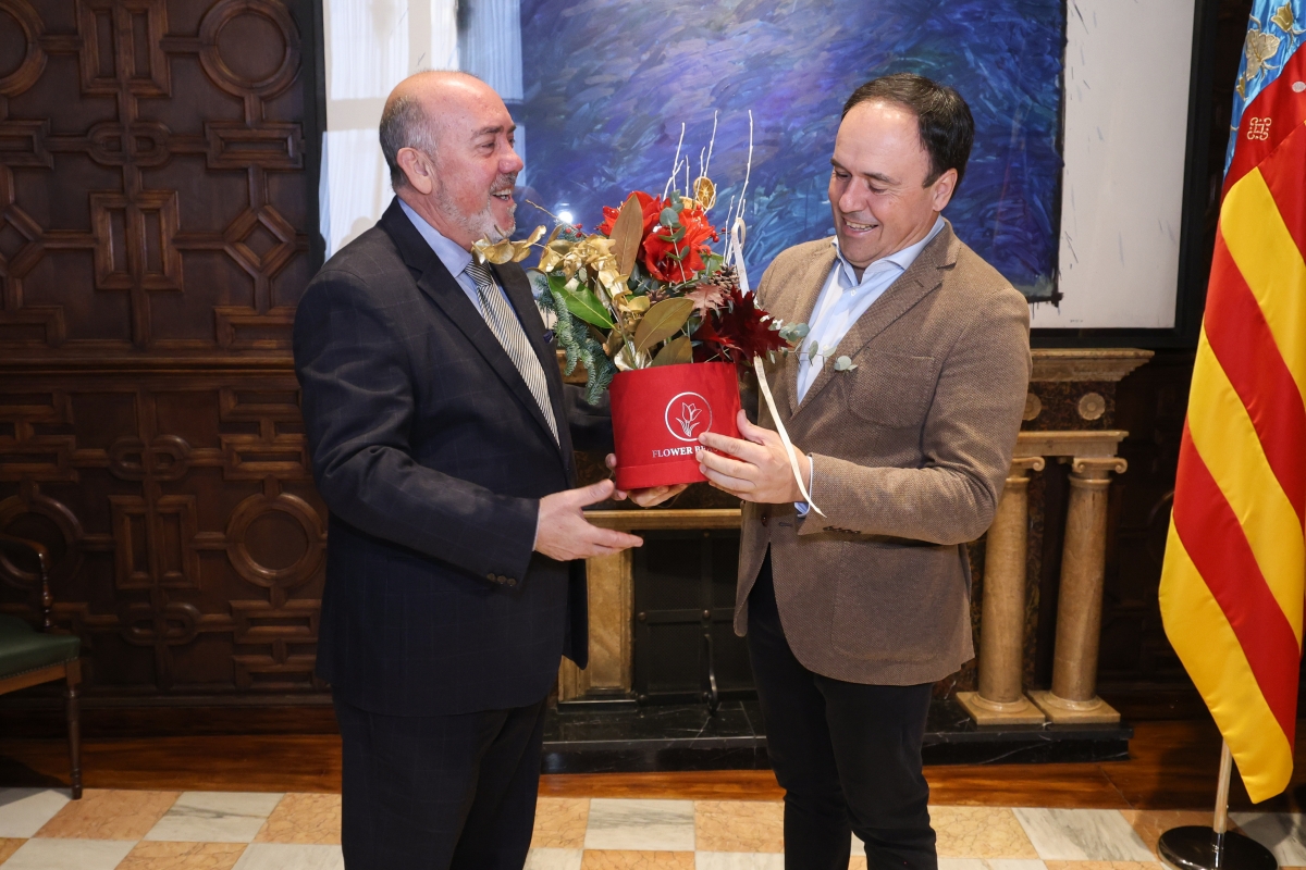 Pérez Llorca recibe el tradicional centro de Navidad del Gremio de Floristas de la Comunitat Valenciana.