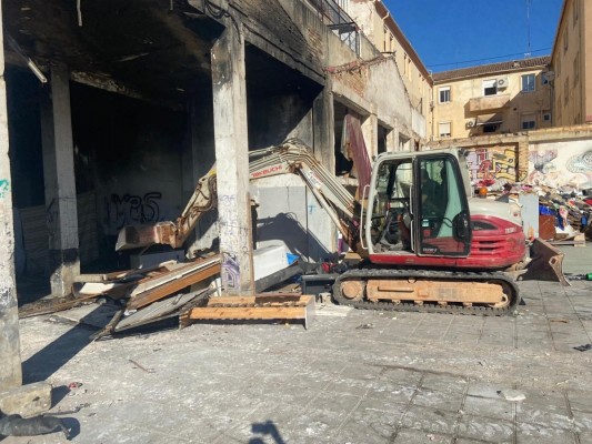 Empieza la limpieza de los bajos incendiados en un edificio en València con 90 desalojados