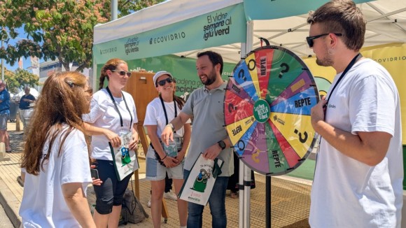Un millar de personas se suma a la campaña de reciclaje de Ecovidrio en las fiestas de Sant Pere del Grau