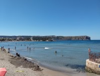 Xàbia se frota las manos: pujas de hasta 300.000 euros por el servicio de hamacas de la playa del Arenal