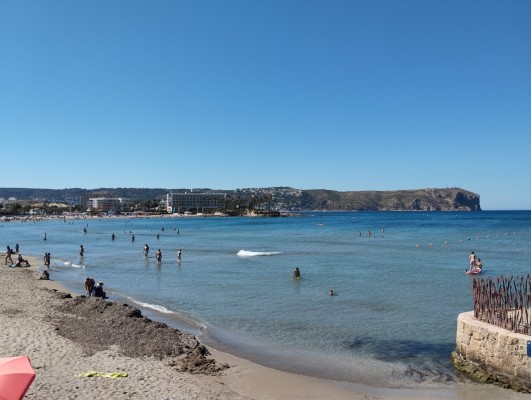 Xàbia se frota las manos: pujas de hasta 300.000 euros por el servicio de hamacas de la playa del Arenal