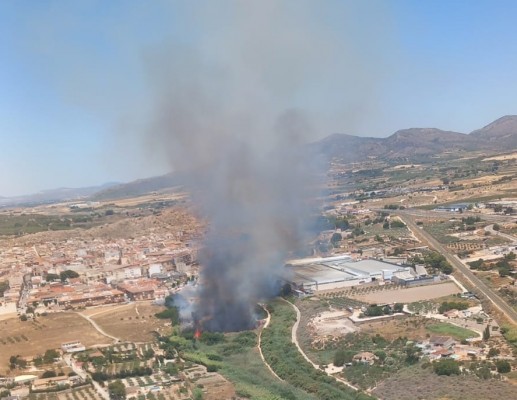 Tres medios aéreos y varias dotaciones se movilizan en un incendio en Sax: el fuego, estabilizado