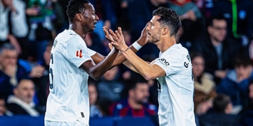 El Valencia CF renueva su 'espina dorsal'