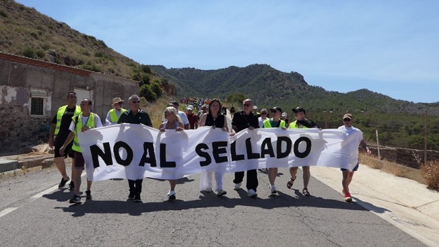 Los vecinos de Portmán cortan las carreteras para protestar contra el sellado de la bahía