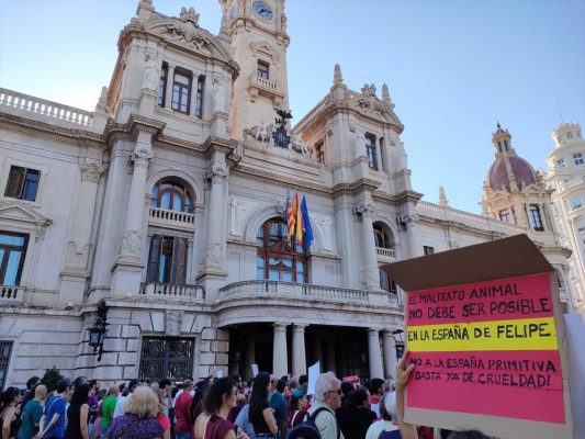 Una concentración en València alerta de la mercantilización de la protección animal: 